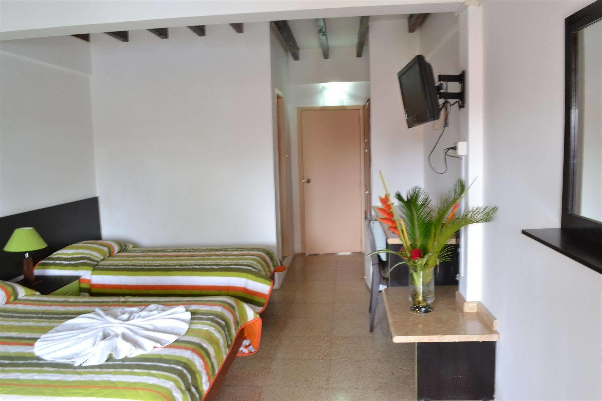 Hotel Puerto Ballesta Tonsupa Buitenkant foto